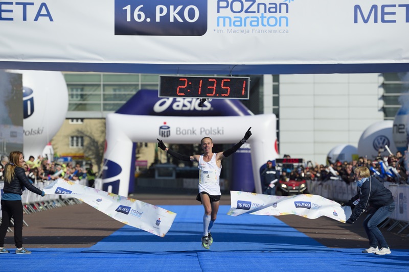 Emil Dobrowolski - zwyciężca 16. PKO Poznań Maratonu
