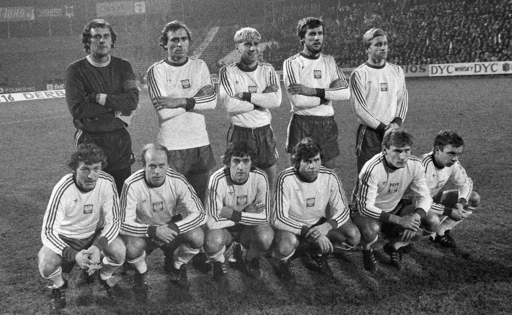 1981 r. Mecz Polska-Hiszpania. Andrzej Iwan piąty od lewej u dołu. Fot. Forum.