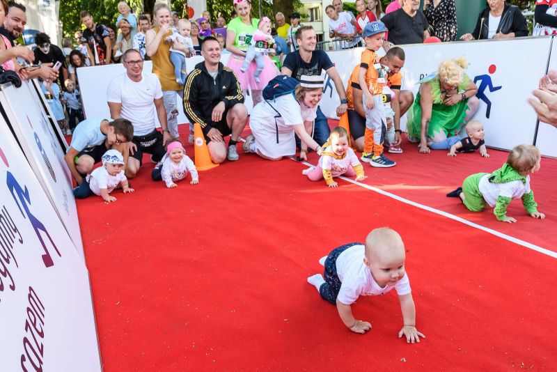 Na Wałecki Festiwal Biegowy złożyły się m.in. zawody miniSportGeneracja dla raczkujących dzieci.