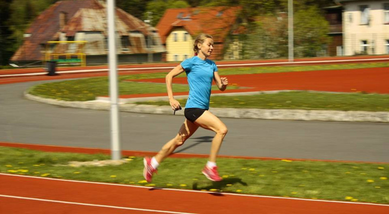 Agnieszka Mierzejewska to wszechstronna biegaczka, która zdobywała medale Mistrzostw Polski m.in. w zawodach na bieżni.