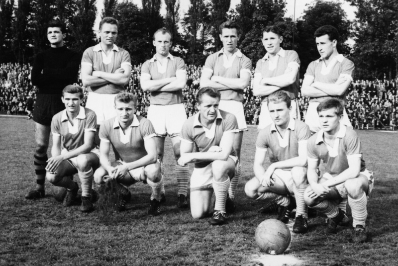 Drużyna Górnika Zabrze w 1962 r. Drugim z lewej (kucający) zawodnikiem jest Ernest Pol.