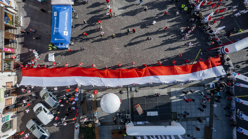Tradycyjnie już zawodnicy biegli z ogromną flagą Polski.