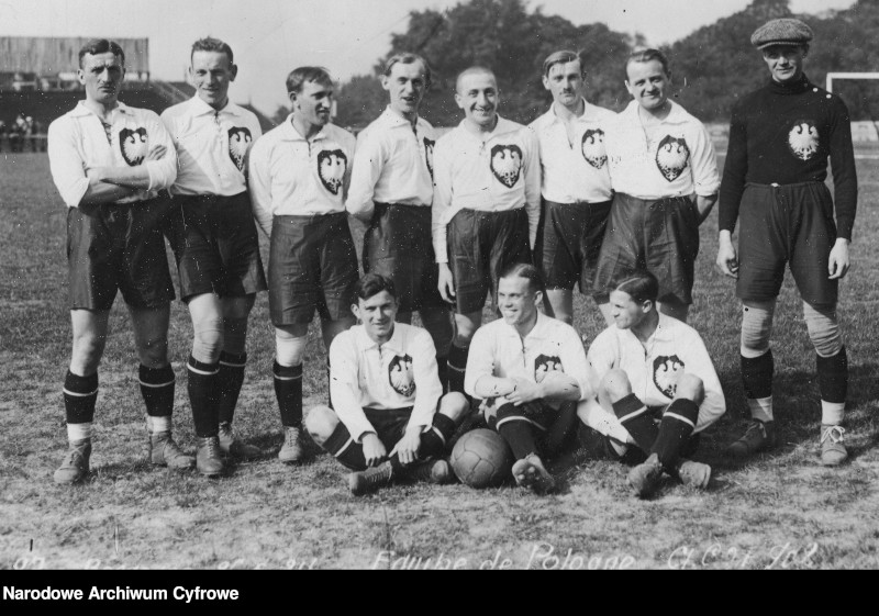 Henryk Reyman (stoi drugi z lewej) pełnił rolę kapitana drużyny narodowej na igrzyskach olimpijskich w Paryżu w 1924 r.
