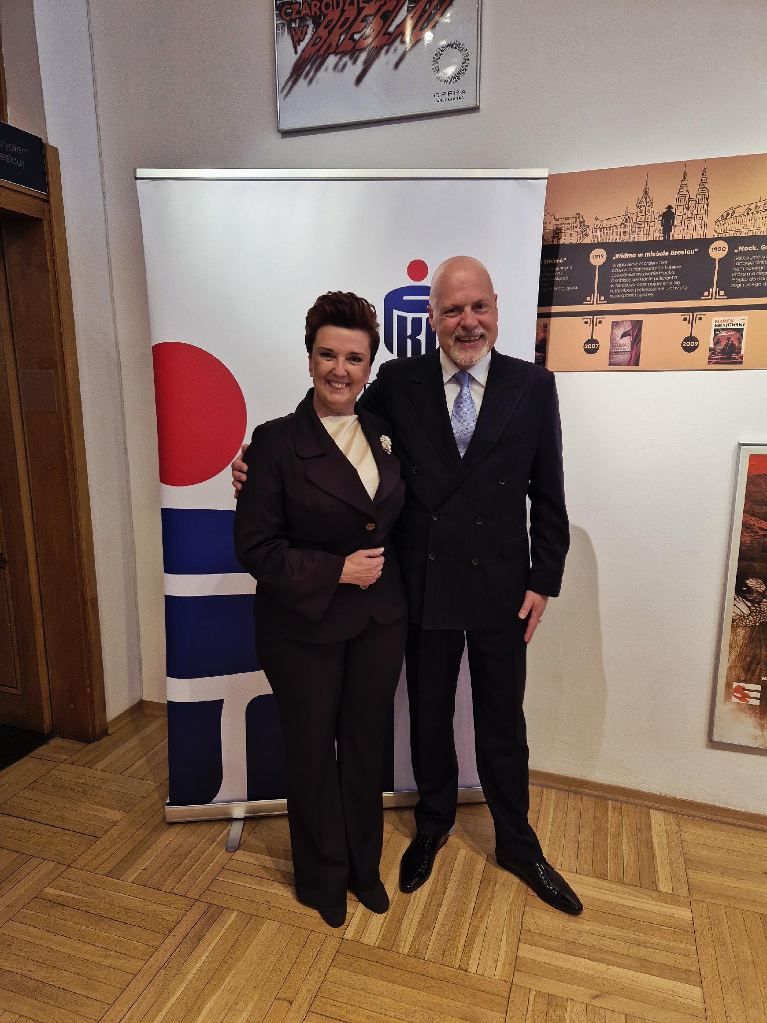 Mock, Krajewski i  PKO Bank Polski,  kryminalna wystawa w Wałbrzychu otwarta