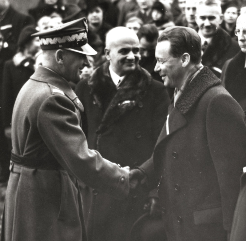 Od lewej - Marszałek Edward Rydz-Śmigły, prezes Roman Górecki, prezes Henryk Gruber. Fot. NAC