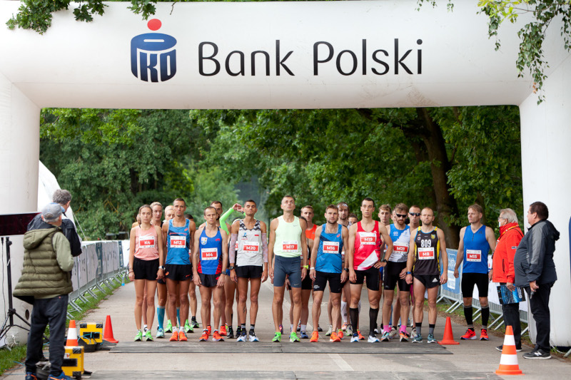 Damian Świerdzewski (z numerem M21, trzeci zawodnik z prawej) zajął 6. miejsce mistrzostw Polski w półmaratonie w Bydgoszczy w ramach Bydgoskieg.