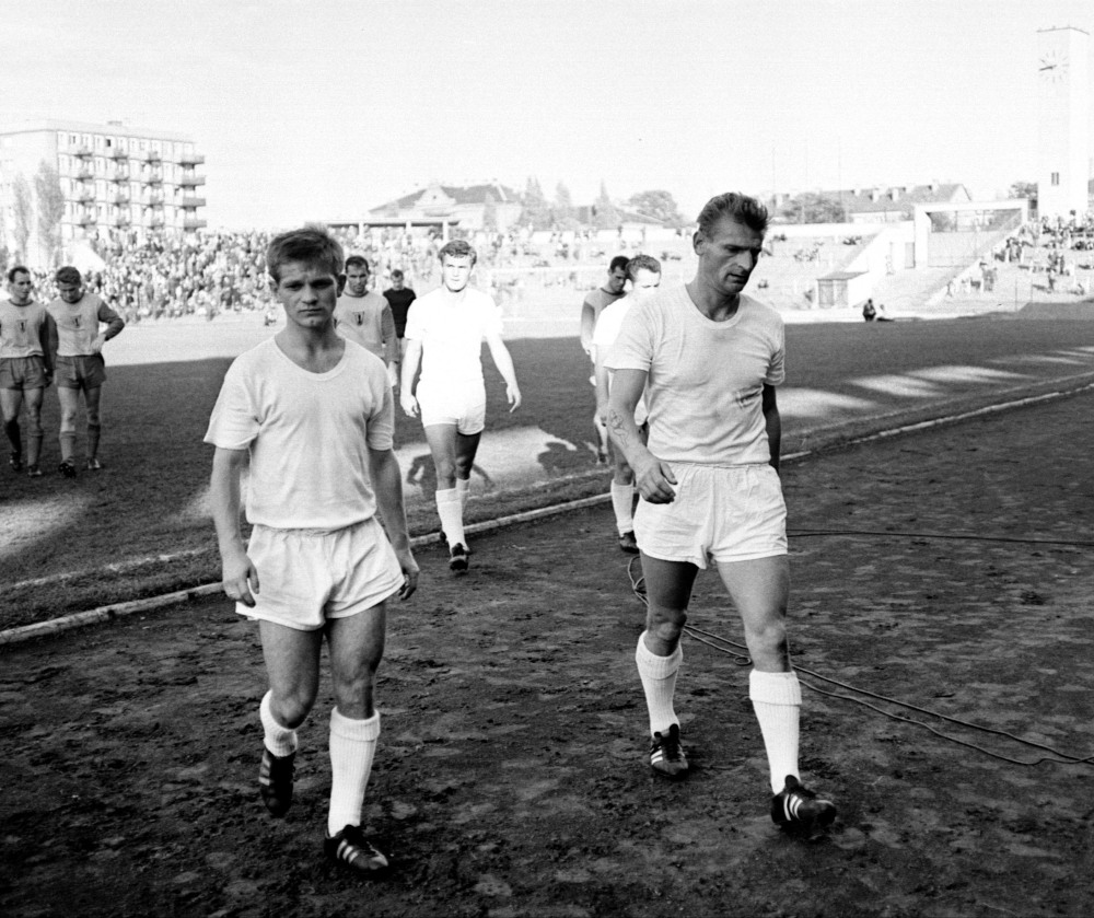 Budapeszt, (Wegry), 1966. Pilkarze Gornika Zabrze Zygfryd Szoltysik (z lewej) i Ernest Pohl.