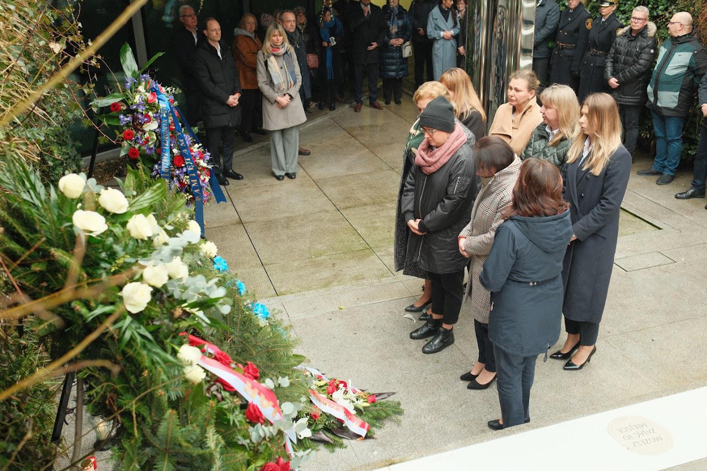 Kwiaty upamiętniające ofiary wybuchu złożyli przedstawiciele PKO Banku Polskiego