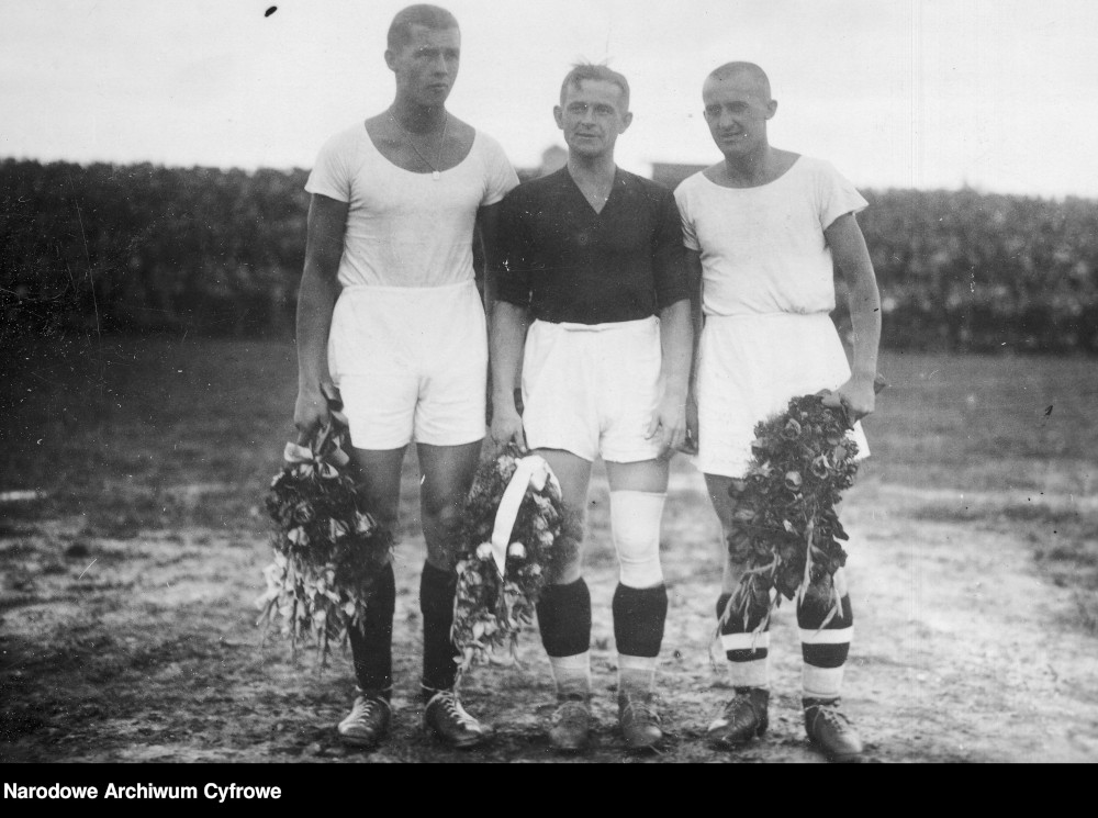 Piłkarze (od lewej) Teodor Peterek, Antoni Gałecki i Gerard Wodarz z otrzymanymi kwiatami. Fot. NAC.