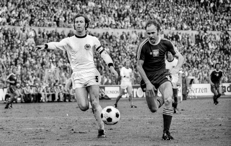 Mecz półfinałowy Polska-RFN podczas Mistrzostw Świata  w 1974. Z prawej Grzegorz Lato.