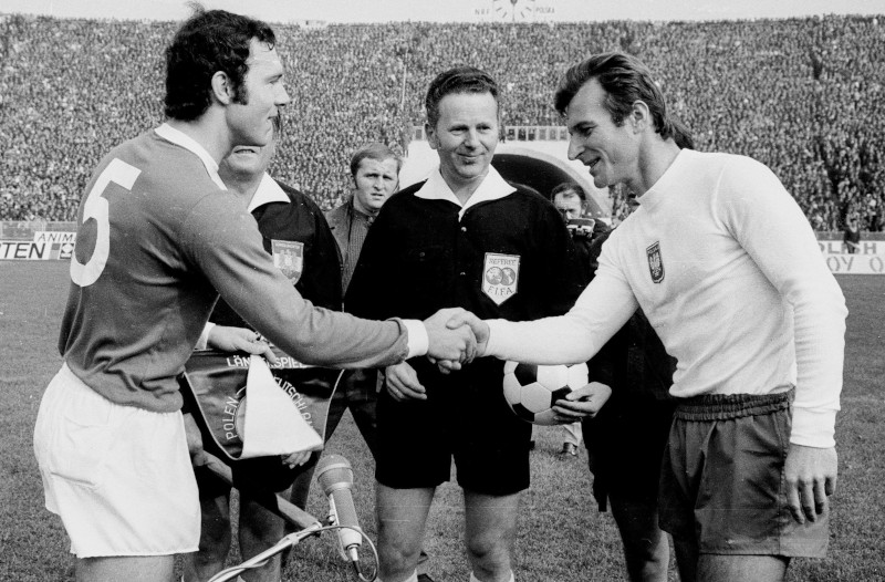 Mecz Polska-Niemcy w 1971 r. Z lewej Franz Beckenbauer, z prawej Stanisław Oślizlo. Fot. Forum-Horstmüller-imago sport.