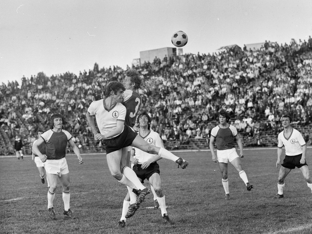 Poznań, 1973 r. Finał rozgrywek o Puchar Polski, mecz Legia Warszawa - Polonia Bytom. Z lewej Lesław Ćmikiewicz. Fot. Forum.