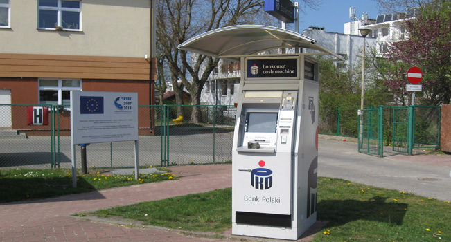 Mobilne bankomaty – wakacyjny gadżet