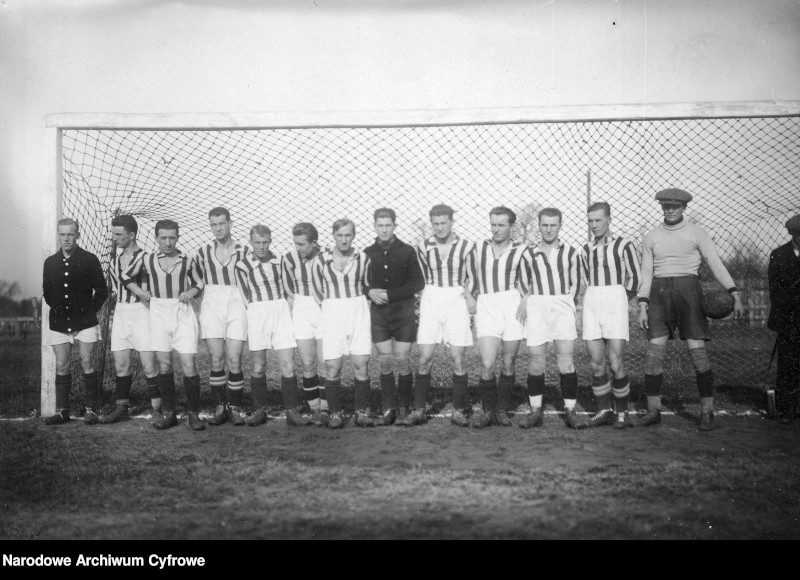 Zawodnicy Cracovii przed meczem z Pogonią Lwów w 1926 r. Józef Kałuża stoi 7. od lewej.