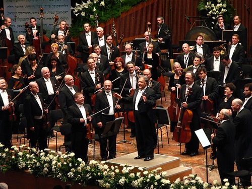 Izraelska Orkiestra Symfoniczna. Źródło: wikipedia.