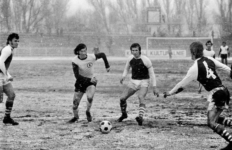 1973 r. Mecz ligowy Legia Warszawa - Stal Mielec. Henryk Kasperczak trzeci z lewej. Fot. Forum - Tomasz Prażmowski.