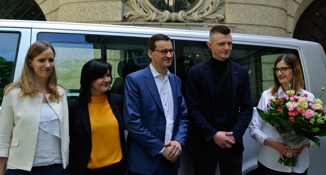 Premier przekazał rodzicom sześcioraczków auto. W zakup zaangażowała się Fundacja PKO Banku Polskiego