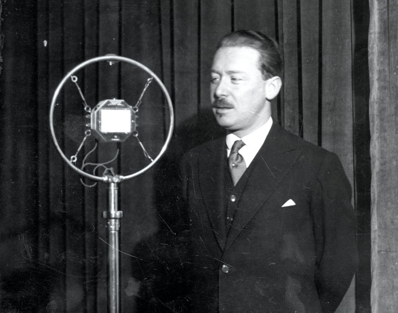 Prezes Henryk Gruber przed mikrofonem w studiu Polskiego Radia podczas odczytu dotyczącego, fot. NAC