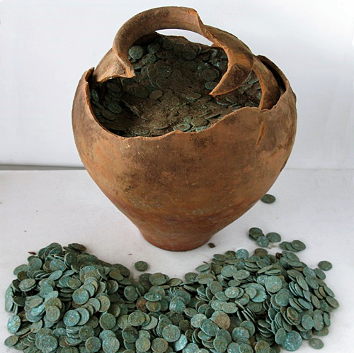 Skarb z Shrewsbury. 9 315 rzymskich monet z brązu znalezionych na polu koło Shrewsbury (Anglia) w sierpniu 2009.