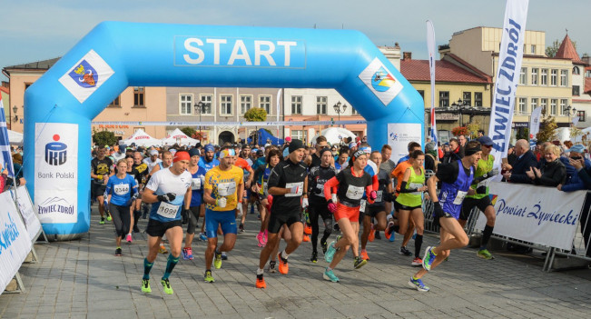 21. PKO Półmaraton dookoła Jeziora Żywieckiego. Pobiegli dla Kasi i Wiktora