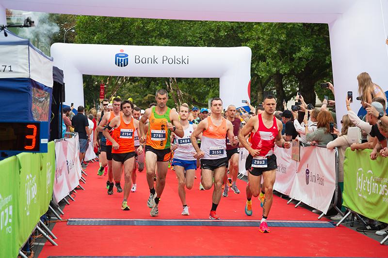Uczestnicy 44. PKO Półmaratonu Szczecińskiego rozpoczęli rywalizację na Jasnych Błoniach