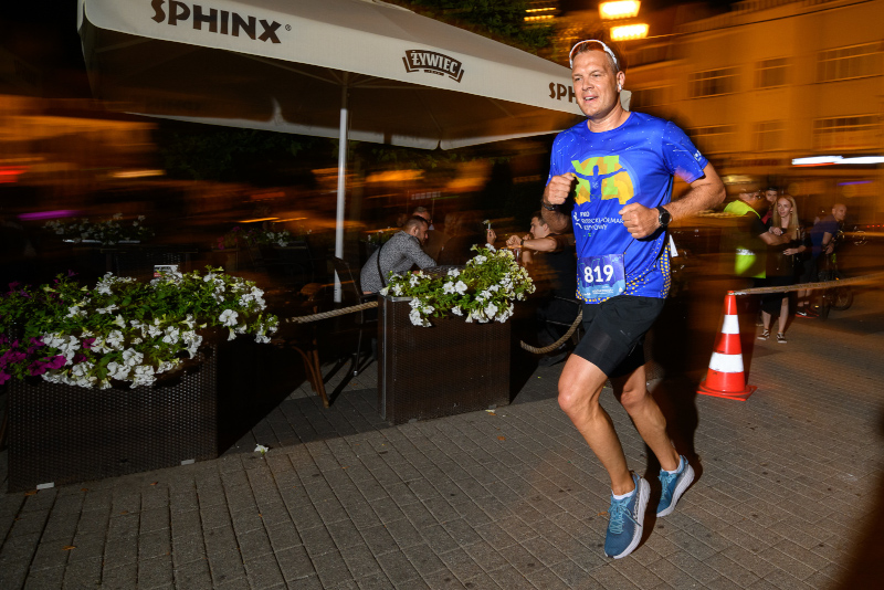 W zawodach Nocna Dycha+ pobiegł ambasador programu PKO Biegajmy Razem Sebastian Chmara.