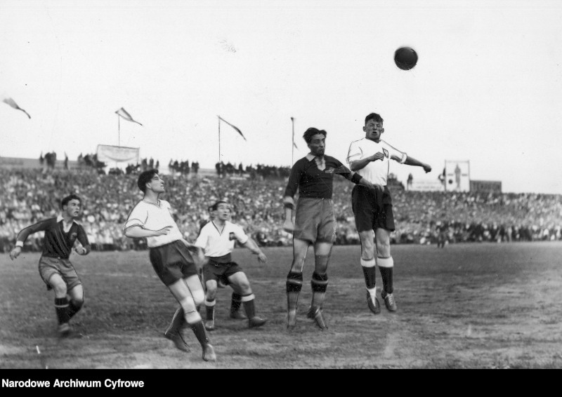 Mecz piłki nożnej Polska - Rumunia w 1937 r. (Ernest Wilimowski 1. z prawej).