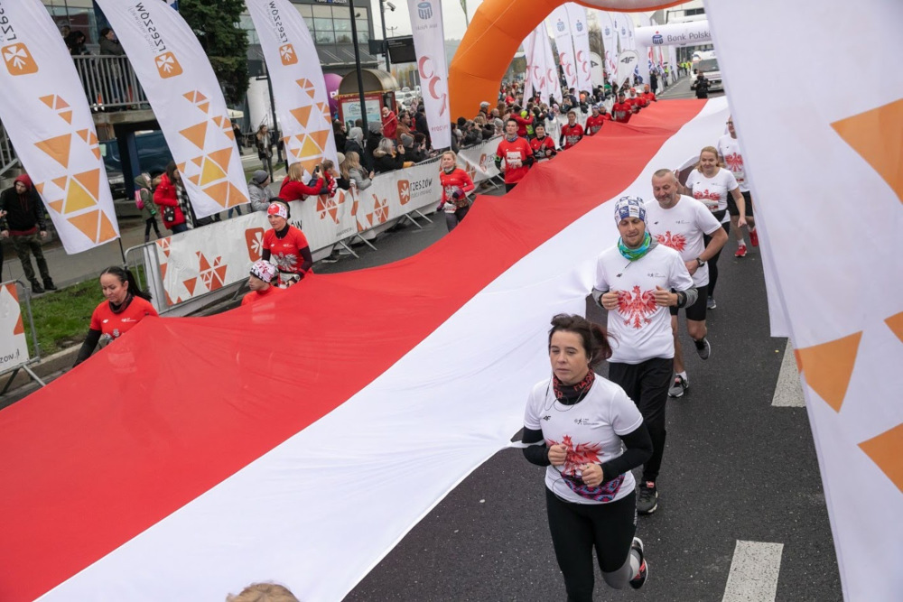 Grupę biegnących zamykała wielka, 35-metrowa flaga Polski.