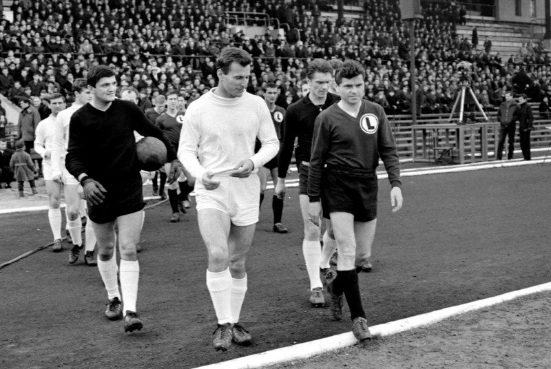 1967 r. Legia Warszawa-Górnik Zabrze. Kapitanowie Lucjan Brychczy (Legia) i Stanisław Oślizło wyprowadzają drużyny. Fot. Forum.