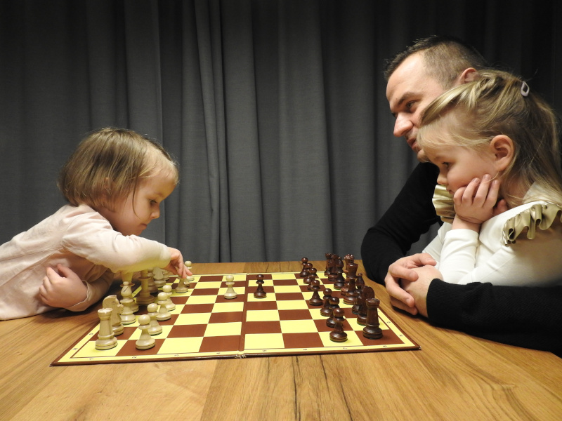 Kamil gra z córkami. Po lewej 3-letnia Helenka, po prawej 5-letnia Hania.