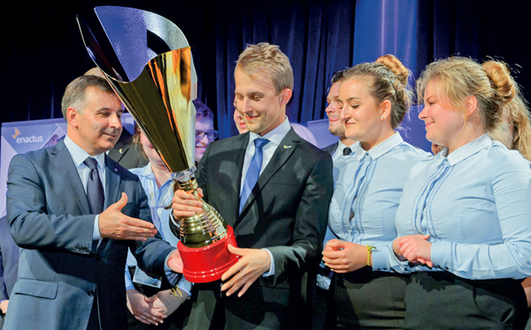 Prezes Zbigniew Jagiełło wreczył nagrode zwycieskiej druzynie z Uniwersytetu Gdanskiego podczas fi nałowej gali konkursu Enactus Poland 2014, którego Bank jest partnerem.