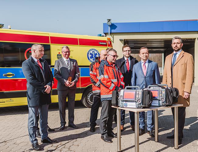 #PomocDlaUkrainy. Fundacja PKO Banku Polskiego przekazała karetkę i specjalistyczny sprzęt ratujący życie
