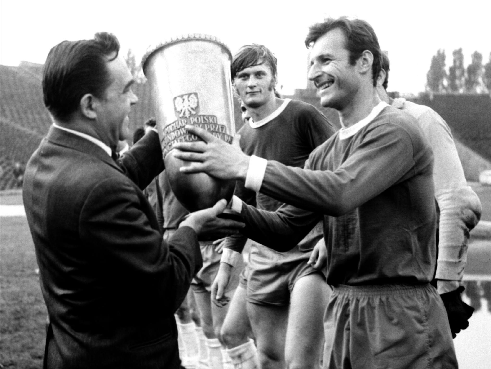 1971 r. Finał Pucharu Polski. Stanisław Oślizło przyjmuje puchar dla Górnika Zabrze za zwycięstwo. Fot. Forum.