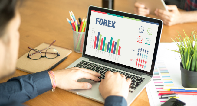 Oszuści kuszą wysokimi zyskami z rynku Forex i kryptowalut
