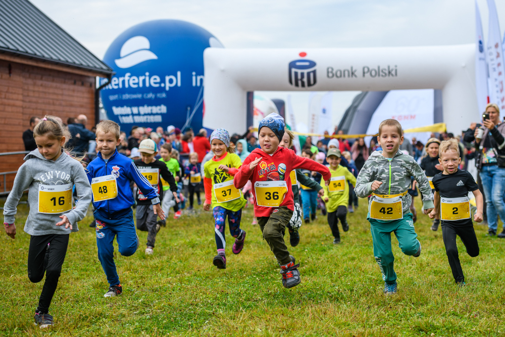 W dziecięcych konkurencjach (Biegu Przedszkolaka i Wyprawie Zuchów) pobiegło w sumie około 100 chłopców i dziewczynek.