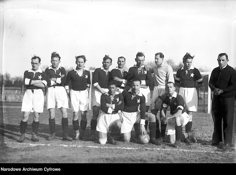 Grupa zawodników Wisły Kraków na boisku, 1928 r.jpg