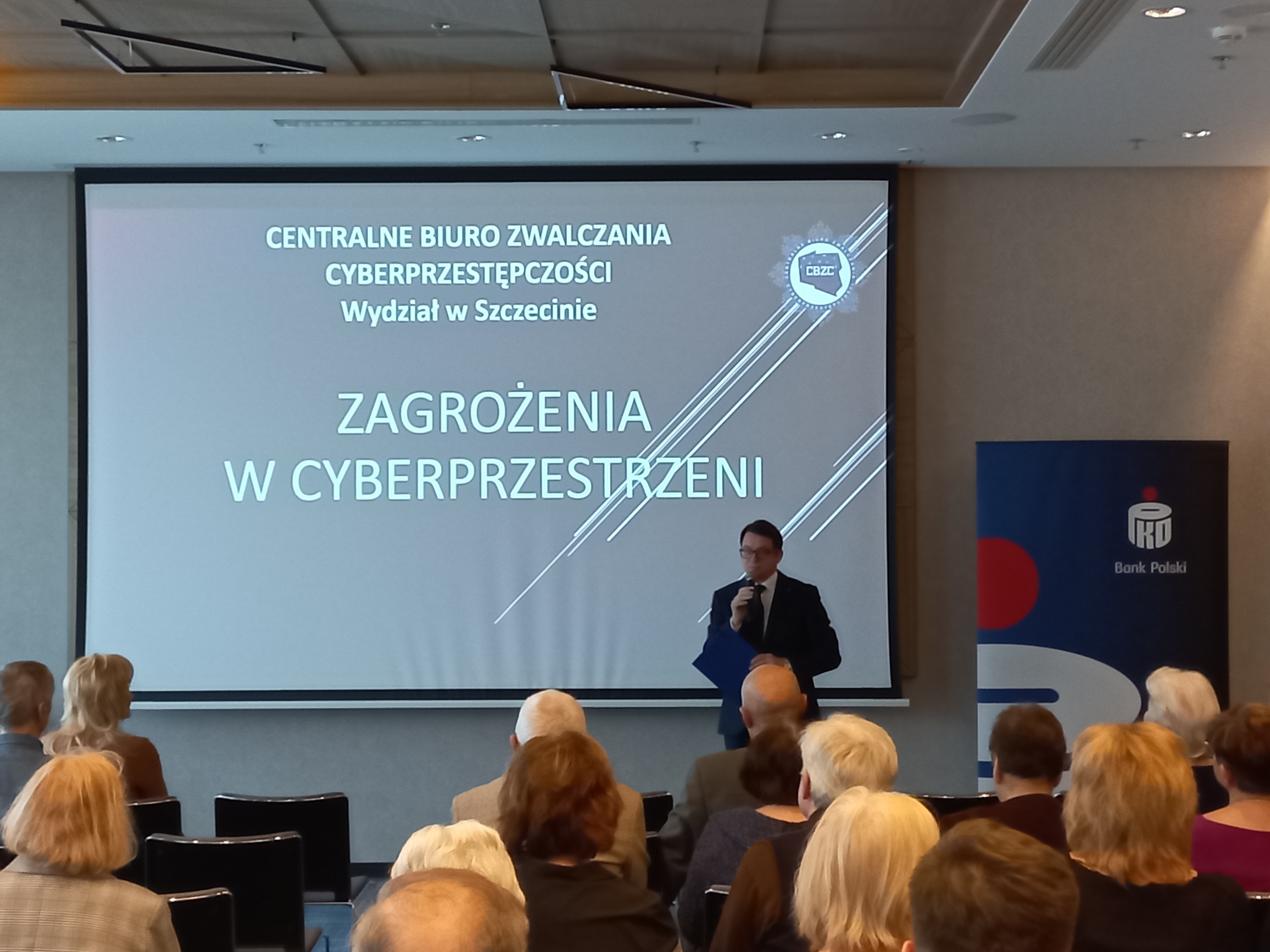 Szczecin. Zagrożenia w cyberprzestrzeni – spotkanie z klientami banku.