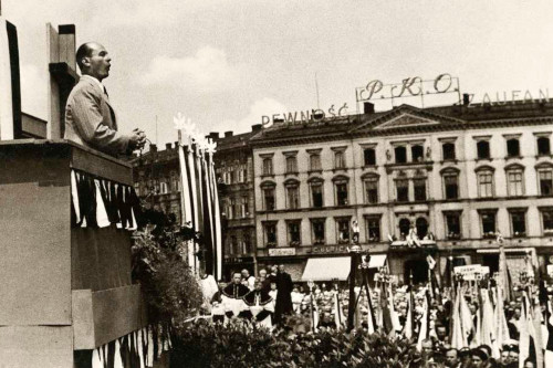 Neon PKO na Krakowskim Przedmieściu w Warszawie był tłem wielu ważnych wydarzeń przedwojennej stolicy. 1936 r. 