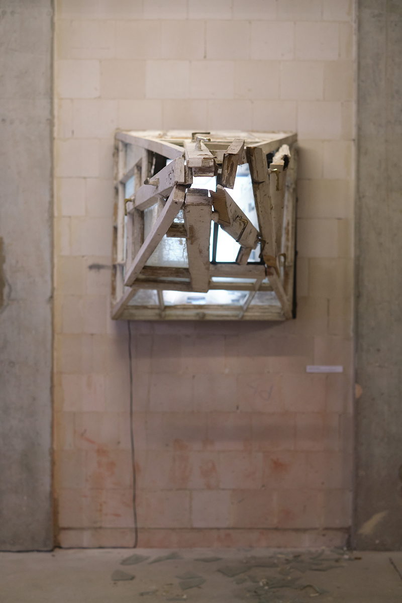 Instalacja pt Widok przez okno autorstwa Krzysztofa Franaszka.