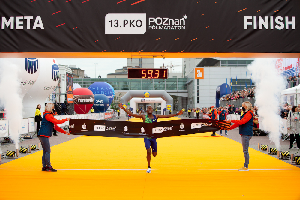 Zwycięstwo w 13. PKO Poznań Półmaratonie odniósł Etiopczyk Huseyidin Mohamed Esa, który pobił rekord trasy.