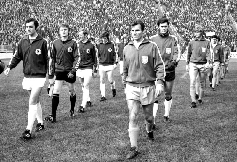 1971 r. Mecz Polska-RFN. Kapitanowie Franz Beckenbauer i Stanisław Oślizło wyprowadzają swoje drużyny. Fot. Forum.