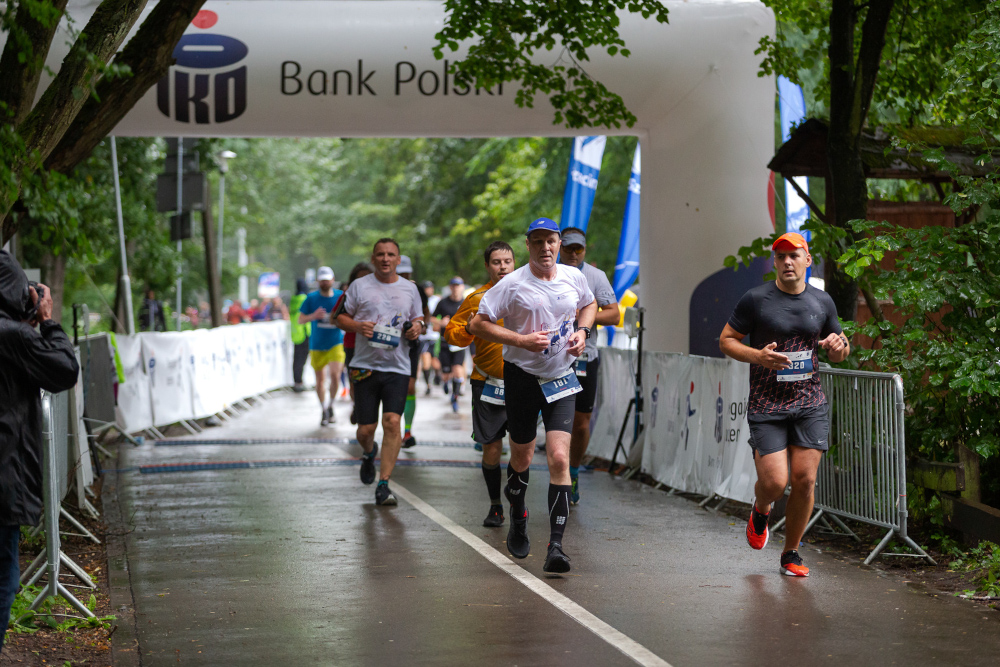 Biegacze rywalizowali na 5-kilometrowej pętli wokół Arkonki i J. Goplany oraz wiądącą ul. Międzyparkową i Arkońską.