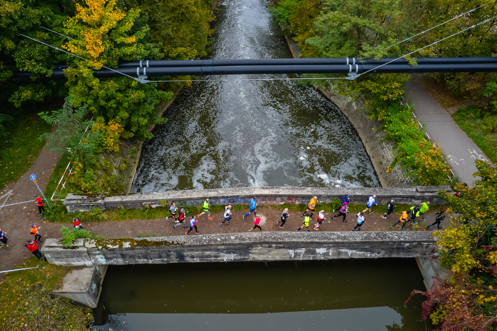 Zawodnicy rywalizowali w biegach na dystansie półmaratonu, 10 km oraz zawodach nordic walking.