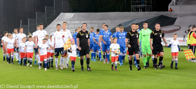 Dziecięca eskorta uczniów z SKO przed meczem PKO Ekstraklasa.