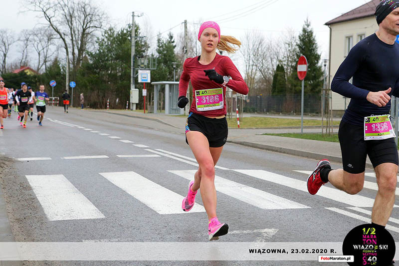 Podczas Półmaratonu Wiązowskiego w 2020 r. Karolina Obstój zanotowała czas 1h 24 min i 15 s.