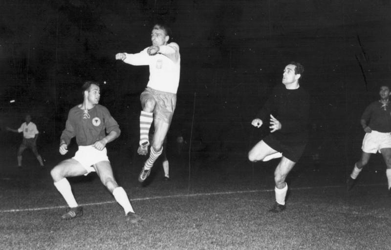 1961, mecz Polska - NRF. W środku Ernest Pol, reprezentujący barwy narodowe.
