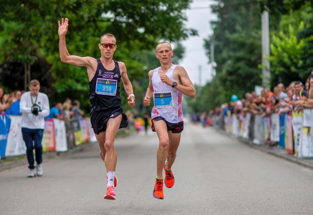 Emil Dobrowolski i Adam Głogowski ostatnie metry półmaratonu pokonali razem. Wspólnie też przekroczyli linię mety.