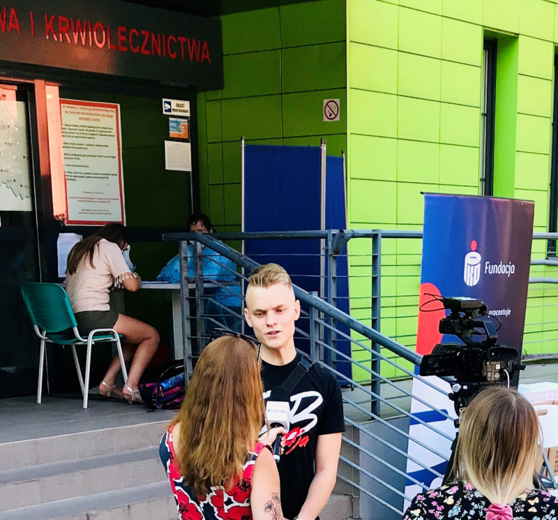 Wrocław__Raper Łukasz Horoszkiewicz udziela wywiadu po oddaniu krwi.