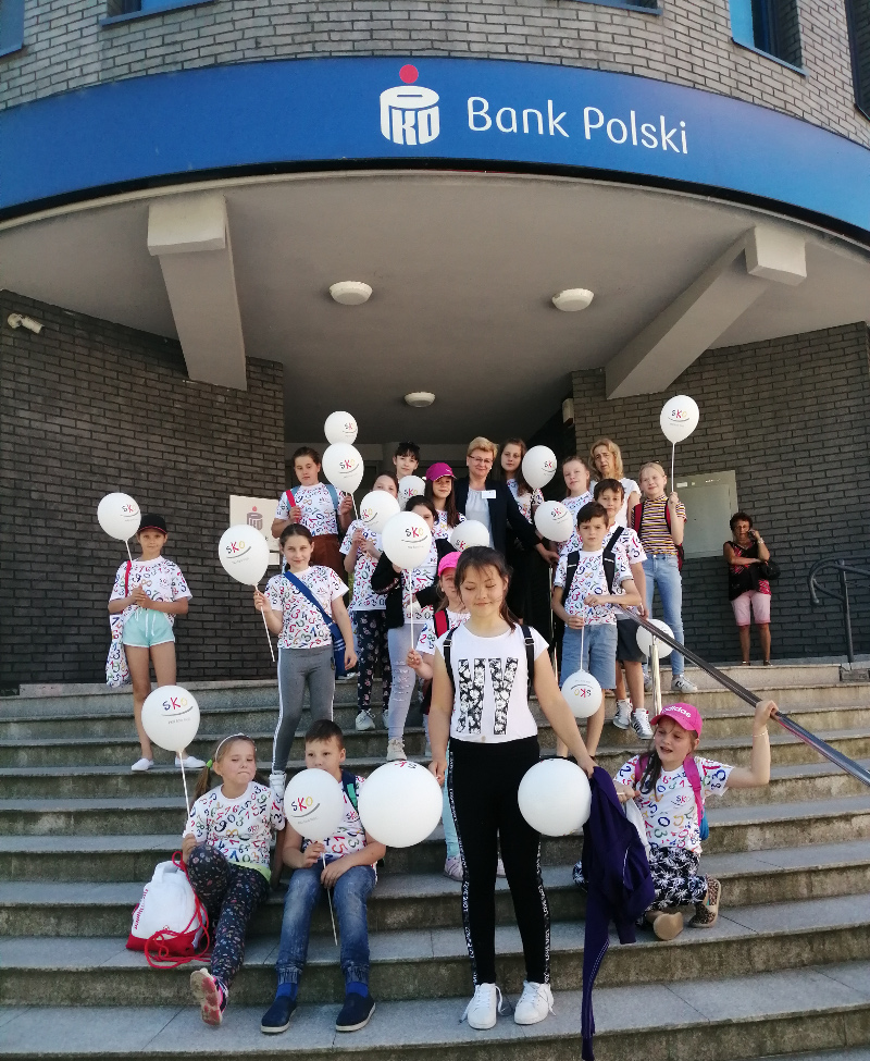 PKO Bank Polski organizuje wycieczki do oddziałów Banku, w których organizowane są zajęcia edukacyjne dla uczestników SKO