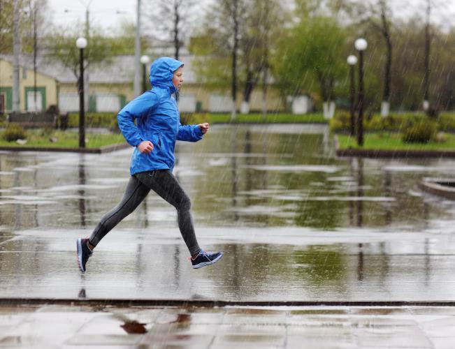 Bieganie w deszczu – 8 wskazówek dla biegaczy